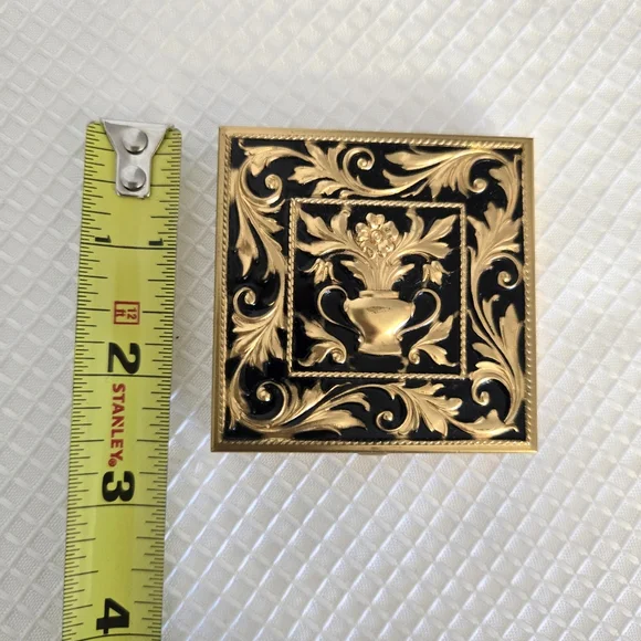 Vtg Ornate Powder Compact Screen Puff Click Close Cosmetic Kitch